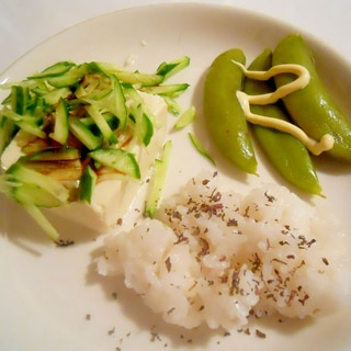 簡単にプレートご飯　ゆかりご飯＆豆腐＆サラダ